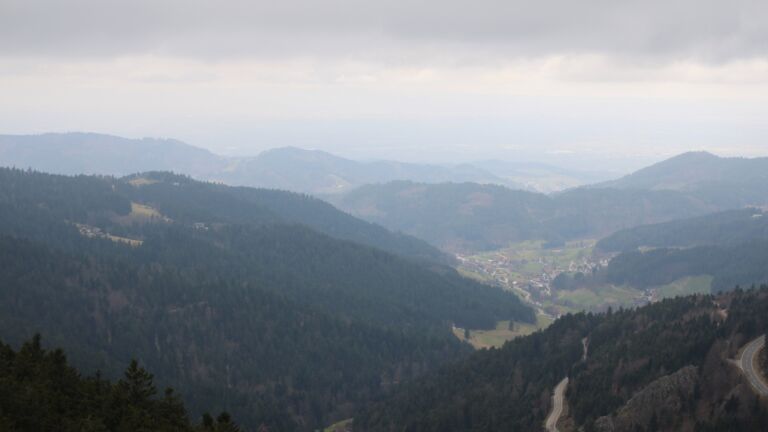 Dieses Bild zeigt eine Webcam-Aufnahme vom Achertal, aufgenommen am Samstag, den 28.02.2026 um 12:30 Uhr. Die Temperatur betrug 5.4°C.