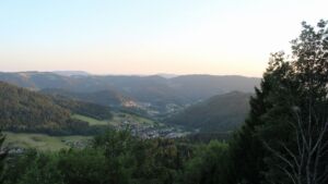 Dieses Bild zeigt eine Webcam-Aufnahme vom Achertal, aufgenommen am Montag, den 27.07.2026 um 20:50 Uhr. Die Temperatur betrug 18.7°C.