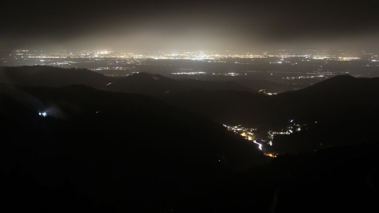 Dieses Bild zeigt eine Webcam-Aufnahme vom Achertal, aufgenommen am Mittwoch, den 11.02.2026 um 22:00 Uhr. Die Temperatur betrug 2.9°C.