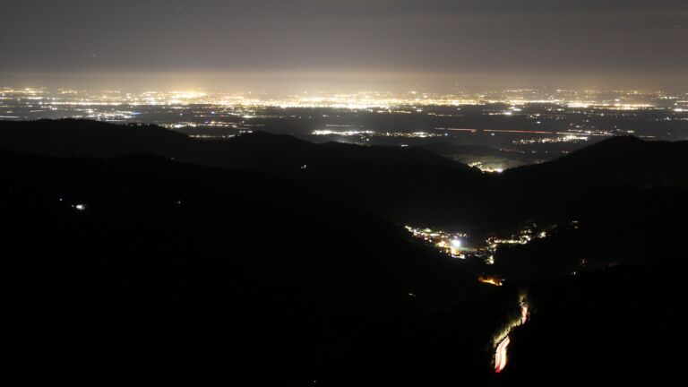 Dieses Bild zeigt eine Webcam-Aufnahme vom Achertal, aufgenommen am Dienstag, den 11.11.2025 um 20:00 Uhr. Die Temperatur betrug 7.4°C.