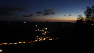 Dieses Bild zeigt eine Webcam-Aufnahme vom Achertal, aufgenommen am Donnerstag, den 29.10.2026 um 18:20 Uhr. Die Temperatur betrug 7.3°C.
