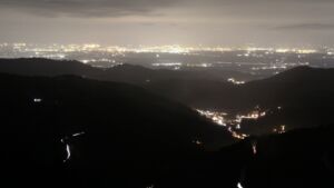 Dieses Bild zeigt eine Webcam-Aufnahme vom Achertal, aufgenommen am Freitag, den 19.12.2025 um 18:00 Uhr. Die Temperatur betrug 6.8°C.