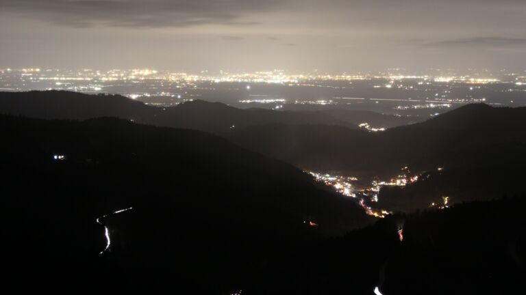 Dieses Bild zeigt eine Webcam-Aufnahme vom Achertal, aufgenommen am Freitag, den 19.12.2025 um 18:00 Uhr. Die Temperatur betrug 6.8°C.