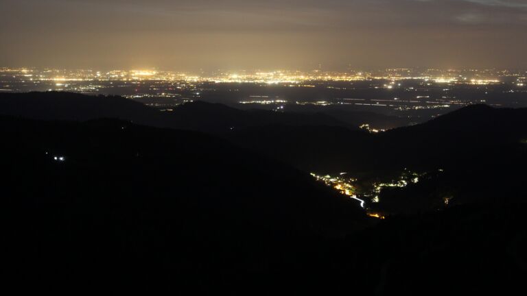 Dieses Bild zeigt eine Webcam-Aufnahme vom Achertal, aufgenommen am Samstag, den 02.05.2026 um 22:10 Uhr. Die Temperatur betrug 17.1°C.