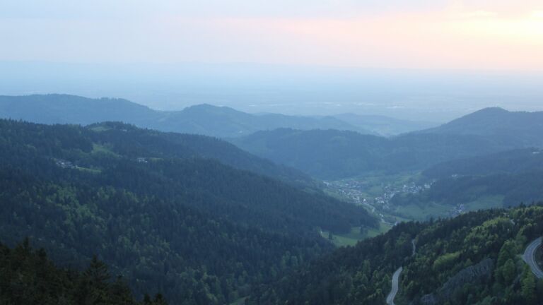 Dieses Bild zeigt eine Webcam-Aufnahme vom Achertal, aufgenommen am Freitag, den 02.05.2025 um 20:40 Uhr. Die Temperatur betrug 18.5°C.