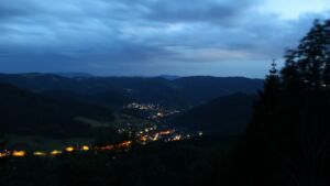 Dieses Bild zeigt eine Webcam-Aufnahme vom Achertal, aufgenommen am Montag, den 08.06.2026 um 22:20 Uhr. Die Temperatur betrug 15.8°C.