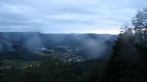 Dieses Bild zeigt eine Webcam-Aufnahme vom Achertal, aufgenommen am Freitag, den 12.06.2026 um 21:50 Uhr. Die Temperatur betrug 12.8°C.