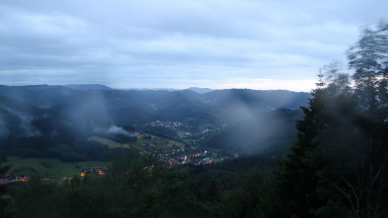 Dieses Bild zeigt eine Webcam-Aufnahme vom Achertal, aufgenommen am Freitag, den 12.06.2026 um 21:50 Uhr. Die Temperatur betrug 12.8°C.