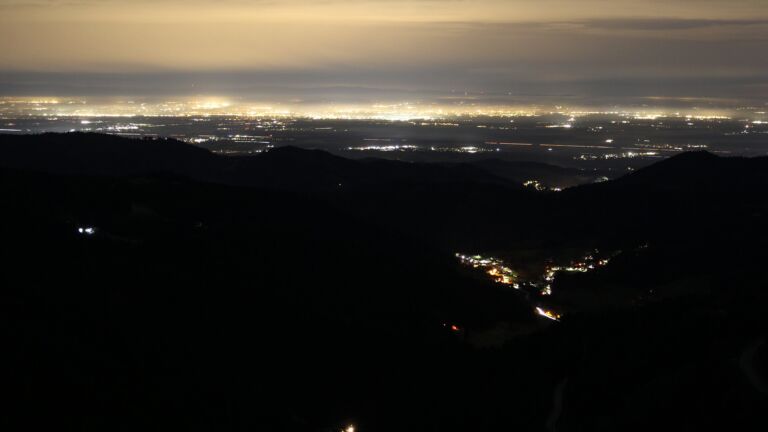 Dieses Bild zeigt eine Webcam-Aufnahme vom Achertal, aufgenommen am Mittwoch, den 03.12.2025 um 05:00 Uhr. Die Temperatur betrug 3.9°C.