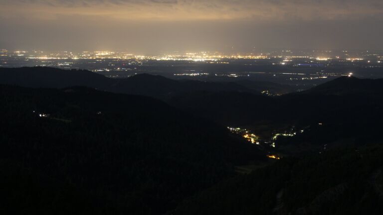 Dieses Bild zeigt eine Webcam-Aufnahme vom Achertal, aufgenommen am Montag, den 14.07.2025 um 03:10 Uhr. Die Temperatur betrug 16.4°C.