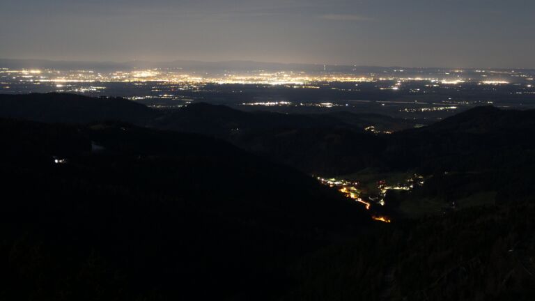 Dieses Bild zeigt eine Webcam-Aufnahme vom Achertal, aufgenommen am Sonntag, den 05.04.2026 um 04:30 Uhr. Die Temperatur betrug 9.9°C.