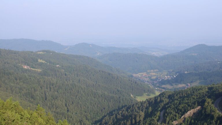 Dieses Bild zeigt eine Webcam-Aufnahme vom Achertal, aufgenommen am Freitag, den 13.06.2025 um 07:40 Uhr. Die Temperatur betrug 28.9°C.