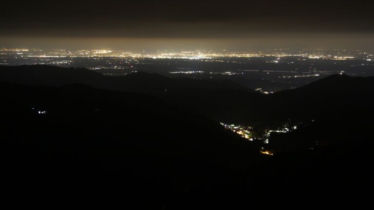 Dieses Bild zeigt eine Webcam-Aufnahme vom Achertal, aufgenommen am Montag, den 13.10.2025 um 22:00 Uhr. Die Temperatur betrug 6.6°C.