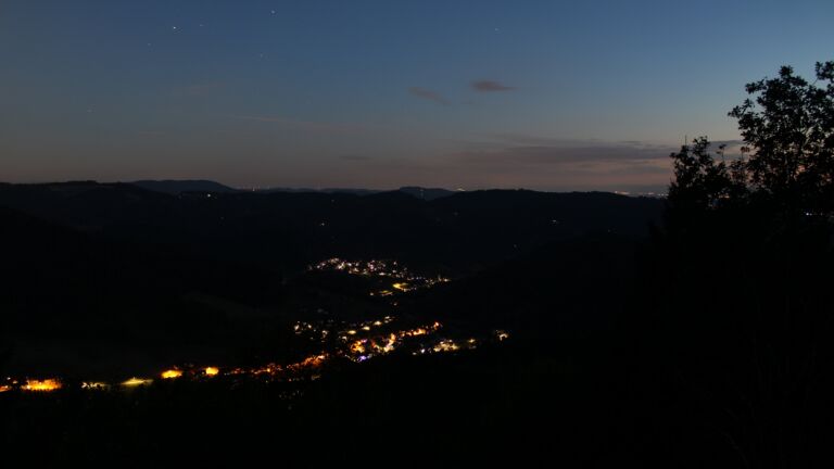 Dieses Bild zeigt eine Webcam-Aufnahme vom Achertal, aufgenommen am Samstag, den 22.08.2026 um 21:30 Uhr. Die Temperatur betrug 14.7°C.