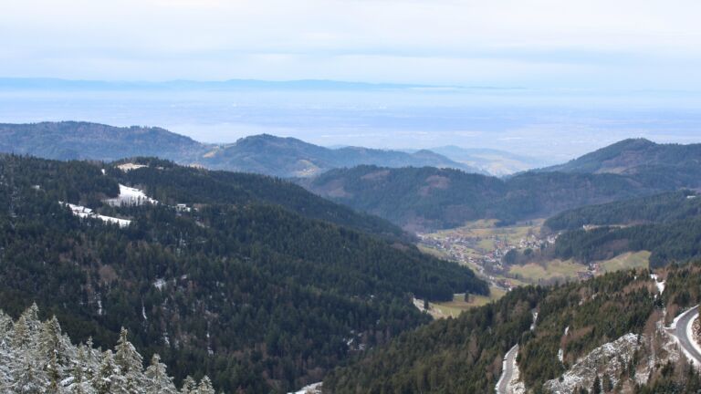 Dieses Bild zeigt eine Webcam-Aufnahme vom Achertal, aufgenommen am Dienstag, den 27.01.2026 um 13:20 Uhr. Die Temperatur betrug 6°C.