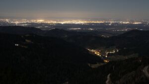 Dieses Bild zeigt eine Webcam-Aufnahme vom Achertal, aufgenommen am Sonntag, den 01.03.2026 um 23:00 Uhr. Die Temperatur betrug 3.8°C.