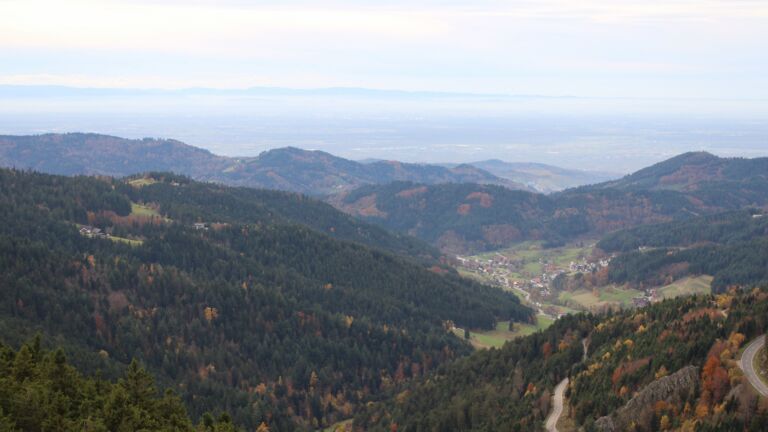 Dieses Bild zeigt eine Webcam-Aufnahme vom Achertal, aufgenommen am Freitag, den 31.10.2025 um 15:50 Uhr. Die Temperatur betrug 10.8°C.