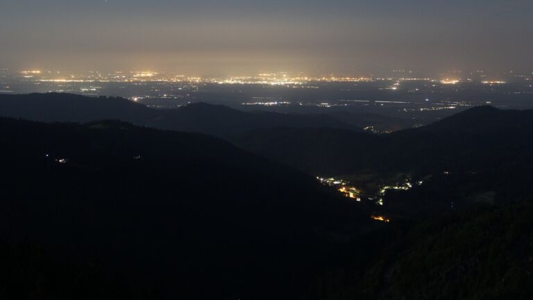 Dieses Bild zeigt eine Webcam-Aufnahme vom Achertal, aufgenommen am Donnerstag, den 15.05.2025 um 04:10 Uhr. Die Temperatur betrug 10.6°C.