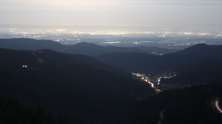 Dieses Bild zeigt eine Webcam-Aufnahme vom Achertal, aufgenommen am Dienstag, den 03.03.2026 um 05:50 Uhr. Die Temperatur betrug 7.6°C.