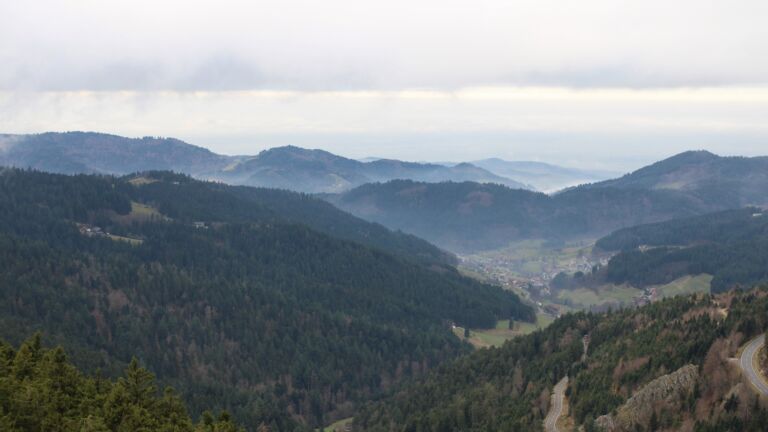 Dieses Bild zeigt eine Webcam-Aufnahme vom Achertal, aufgenommen am Donnerstag, den 04.12.2025 um 12:40 Uhr. Die Temperatur betrug 2°C.