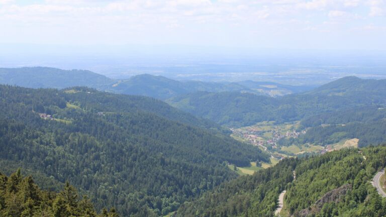 Dieses Bild zeigt eine Webcam-Aufnahme vom Achertal, aufgenommen am Freitag, den 23.05.2025 um 14:30 Uhr. Die Temperatur betrug 7.5°C.