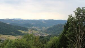 Dieses Bild zeigt eine Webcam-Aufnahme vom Achertal, aufgenommen am Samstag, den 15.08.2026 um 13:40 Uhr. Die Temperatur betrug 27.9°C.