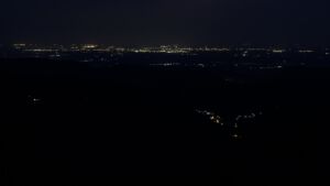Dieses Bild zeigt eine Webcam-Aufnahme vom Achertal, aufgenommen am Dienstag, den 01.07.2025 um 04:00 Uhr. Die Temperatur betrug 22.4°C.