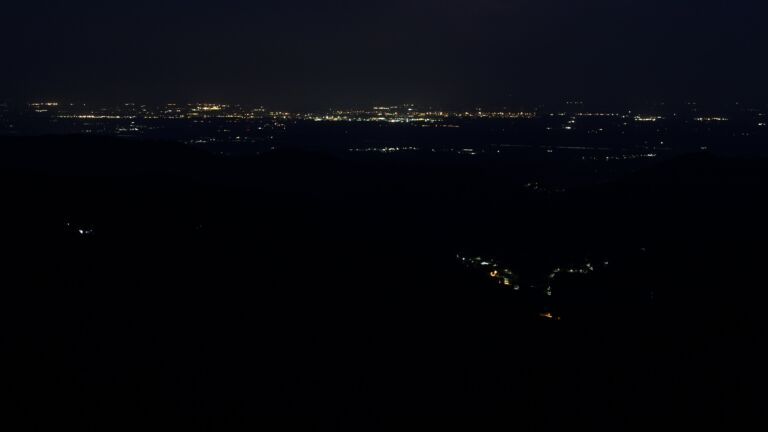 Dieses Bild zeigt eine Webcam-Aufnahme vom Achertal, aufgenommen am Dienstag, den 01.07.2025 um 04:00 Uhr. Die Temperatur betrug 22.4°C.