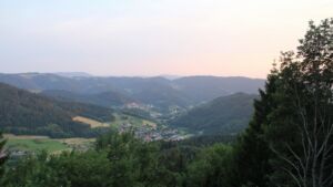 Dieses Bild zeigt eine Webcam-Aufnahme vom Achertal, aufgenommen am Sonntag, den 28.06.2026 um 21:10 Uhr. Die Temperatur betrug 28.6°C.