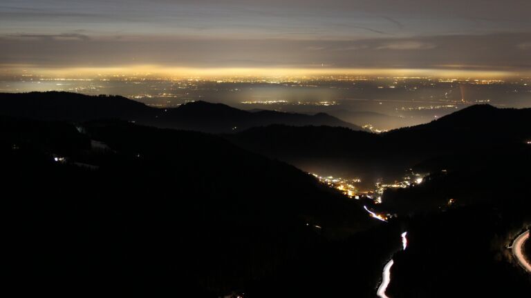 Dieses Bild zeigt eine Webcam-Aufnahme vom Achertal, aufgenommen am Samstag, den 17.01.2026 um 18:30 Uhr. Die Temperatur betrug 5.2°C.