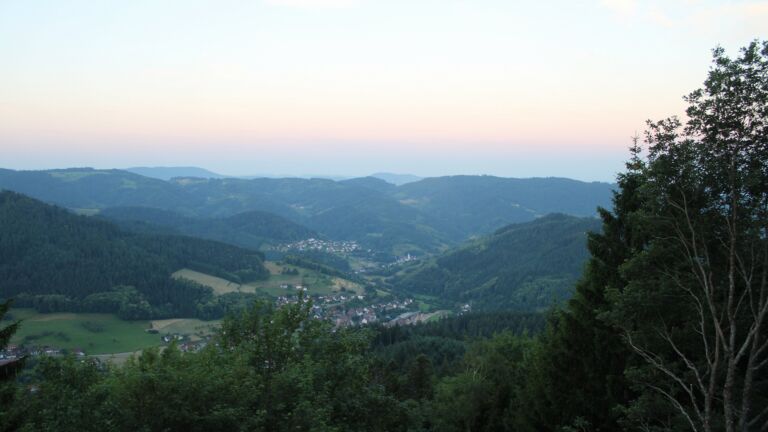 Dieses Bild zeigt eine Webcam-Aufnahme vom Achertal, aufgenommen am Freitag, den 19.06.2026 um 05:30 Uhr. Die Temperatur betrug 22.4°C.