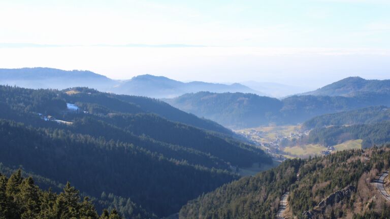 Dieses Bild zeigt eine Webcam-Aufnahme vom Achertal, aufgenommen am Donnerstag, den 05.02.2026 um 15:00 Uhr. Die Temperatur betrug 8.9°C.