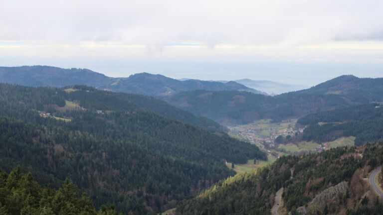 Dieses Bild zeigt eine Webcam-Aufnahme vom Achertal, aufgenommen am Donnerstag, den 04.12.2025 um 13:20 Uhr. Die Temperatur betrug 2.7°C.