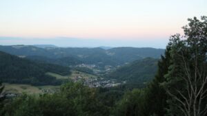 Dieses Bild zeigt eine Webcam-Aufnahme vom Achertal, aufgenommen am Freitag, den 07.08.2026 um 06:10 Uhr. Die Temperatur betrug 15.7°C.