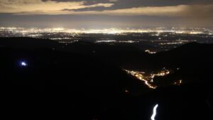 Dieses Bild zeigt eine Webcam-Aufnahme vom Achertal, aufgenommen am Montag, den 08.12.2025 um 21:00 Uhr. Die Temperatur betrug 8°C.