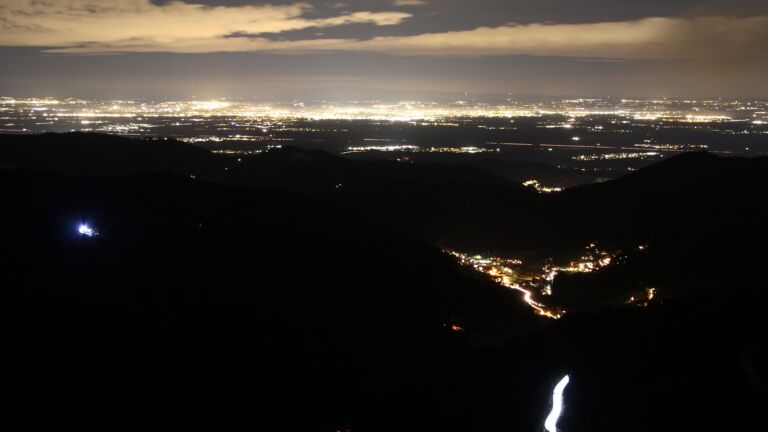 Dieses Bild zeigt eine Webcam-Aufnahme vom Achertal, aufgenommen am Montag, den 08.12.2025 um 21:00 Uhr. Die Temperatur betrug 8°C.