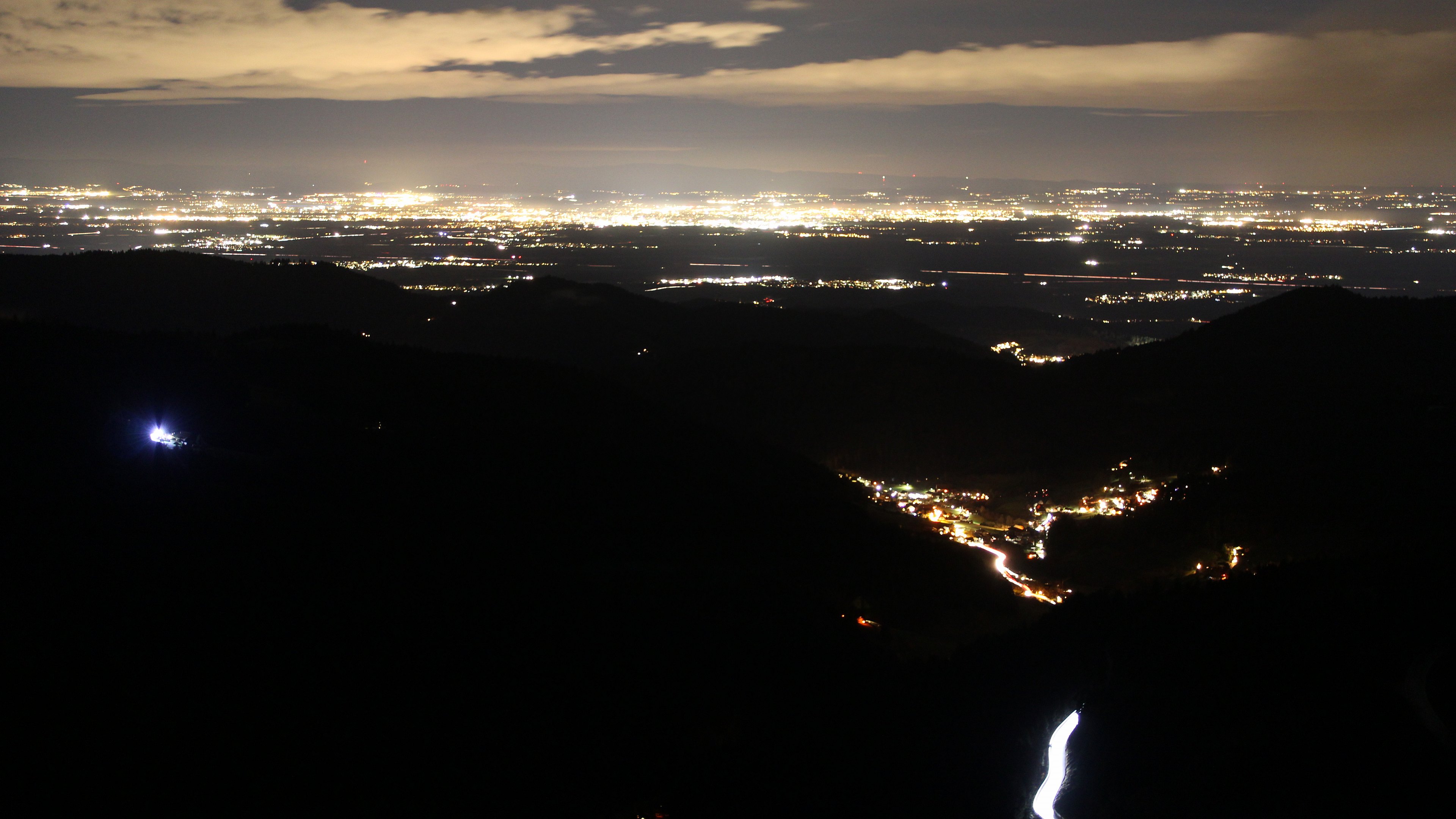 Dieses Bild zeigt eine Webcam-Aufnahme vom Achertal, aufgenommen am Montag, den 08.12.2025 um 21:00 Uhr. Die Temperatur betrug 8°C.