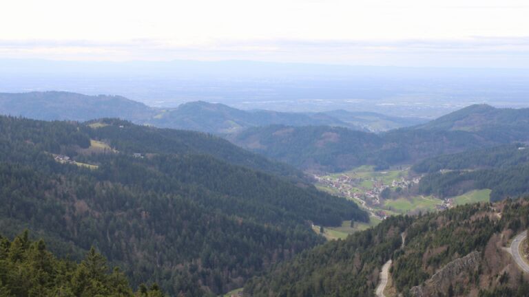 Dieses Bild zeigt eine Webcam-Aufnahme vom Achertal, aufgenommen am Freitag, den 13.03.2026 um 14:50 Uhr. Die Temperatur betrug 8.4°C.