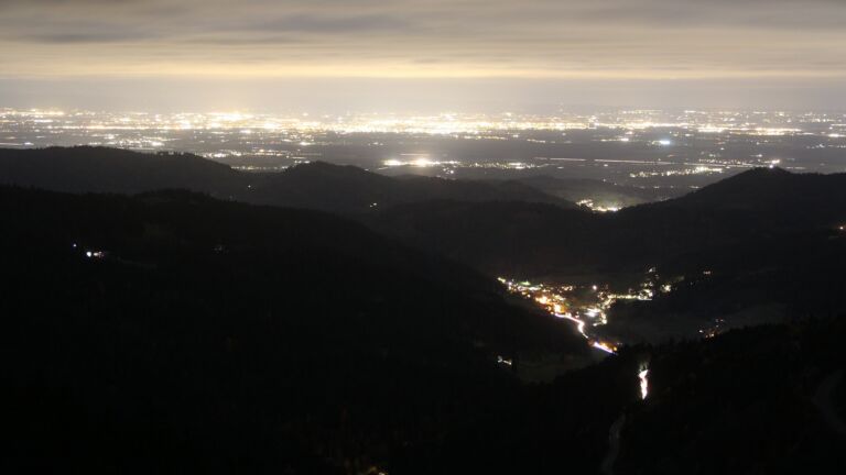 Dieses Bild zeigt eine Webcam-Aufnahme vom Achertal, aufgenommen am Montag, den 03.11.2025 um 18:30 Uhr. Die Temperatur betrug 5.1°C.