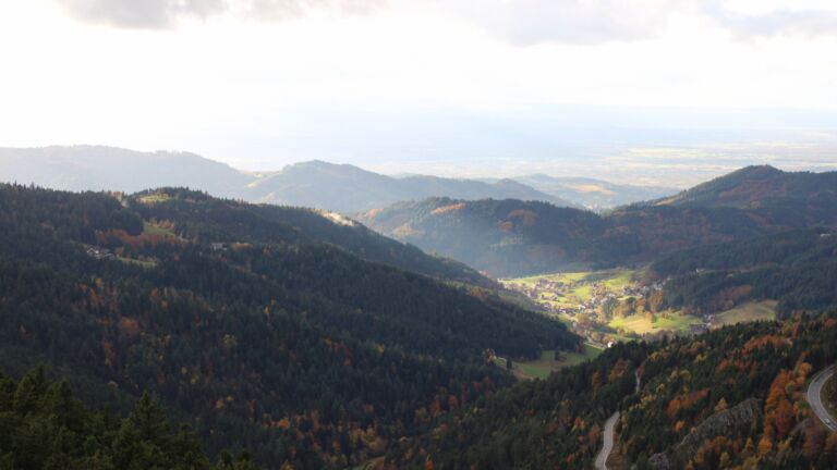 Dieses Bild zeigt eine Webcam-Aufnahme vom Achertal, aufgenommen am Samstag, den 25.10.2025 um 16:50 Uhr. Die Temperatur betrug 4.6°C.