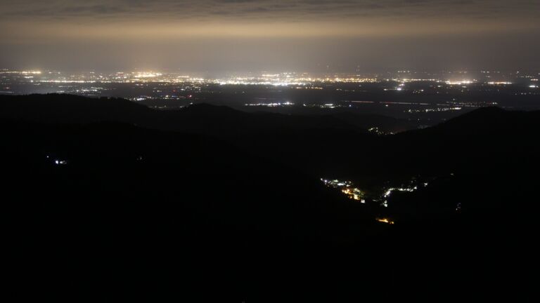 Dieses Bild zeigt eine Webcam-Aufnahme vom Achertal, aufgenommen am Samstag, den 23.08.2025 um 04:50 Uhr. Die Temperatur betrug 10.2°C.