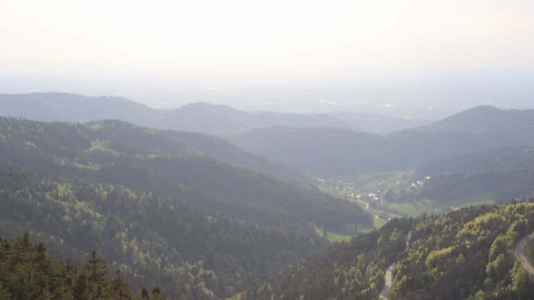 Dieses Bild zeigt eine Webcam-Aufnahme vom Achertal, aufgenommen am Montag, den 27.04.2026 um 19:00 Uhr. Die Temperatur betrug 14.4°C.