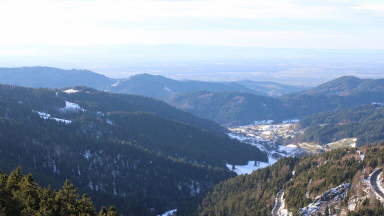 Dieses Bild zeigt eine Webcam-Aufnahme vom Achertal, aufgenommen am Dienstag, den 13.01.2026 um 15:00 Uhr. Die Temperatur betrug 7.9°C.