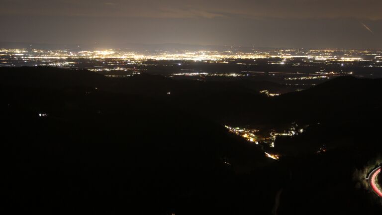 Dieses Bild zeigt eine Webcam-Aufnahme vom Achertal, aufgenommen am Samstag, den 15.11.2025 um 21:00 Uhr. Die Temperatur betrug 8.4°C.