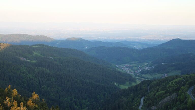 Dieses Bild zeigt eine Webcam-Aufnahme vom Achertal, aufgenommen am Montag, den 12.05.2025 um 06:20 Uhr. Die Temperatur betrug 10.8°C.