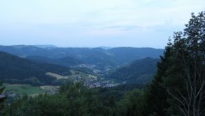 Dieses Bild zeigt eine Webcam-Aufnahme vom Achertal, aufgenommen am Samstag, den 20.06.2026 um 21:40 Uhr. Die Temperatur betrug 27.4°C.