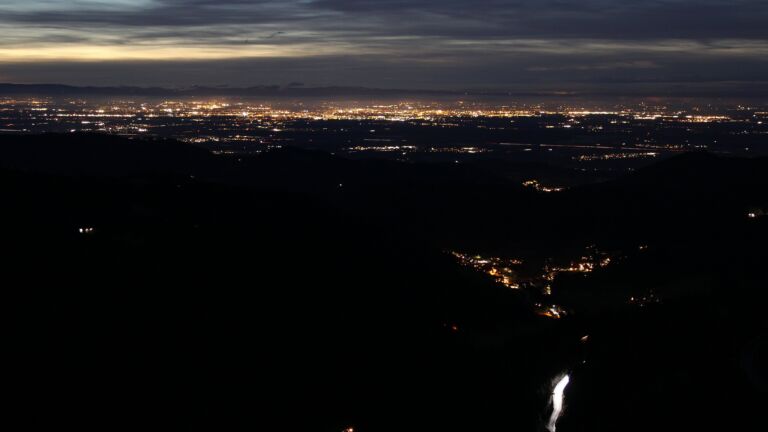 Dieses Bild zeigt eine Webcam-Aufnahme vom Achertal, aufgenommen am Samstag, den 29.11.2025 um 17:40 Uhr. Die Temperatur betrug 6°C.