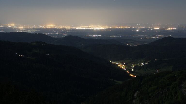 Dieses Bild zeigt eine Webcam-Aufnahme vom Achertal, aufgenommen am Samstag, den 10.05.2025 um 00:00 Uhr. Die Temperatur betrug 5.8°C.