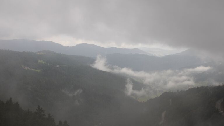 Dieses Bild zeigt eine Webcam-Aufnahme vom Achertal, aufgenommen am Sonntag, den 27.07.2025 um 16:50 Uhr. Die Temperatur betrug 13.1°C.