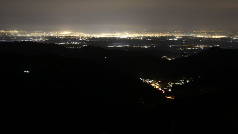 Dieses Bild zeigt eine Webcam-Aufnahme vom Achertal, aufgenommen am Mittwoch, den 12.11.2025 um 22:00 Uhr. Die Temperatur betrug 11.9°C.